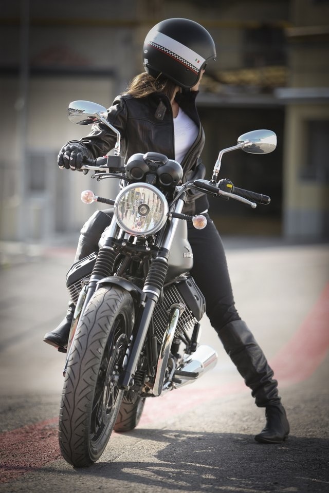 Горячие девушки с мотоциклами BroDude.ru brodude.ru 14.02.2014 BTMaxEtYBgmt9