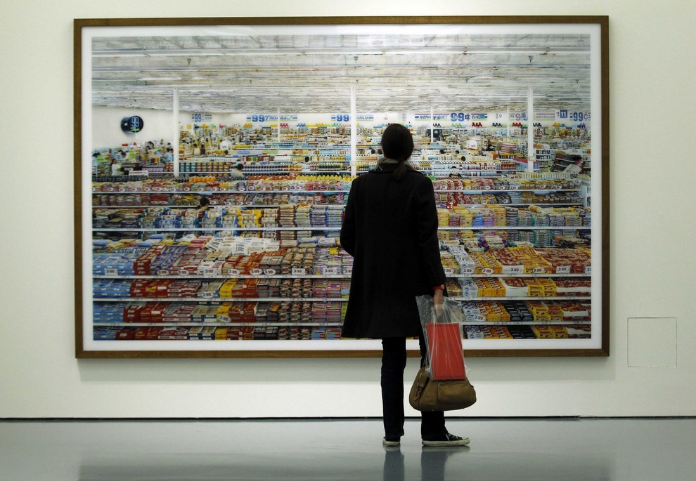 Журналист смотрит на фотографическую работу «99 центов» Андреаса Гурски (Andreas Gursky) во время выставки в Музее Кунстпаласт, Дюссельдорф, Германия. В 2007 году эту фотографию купил украинский бизнесмен Виктор Пинчук за рекордную сумму $3 340 456. Выставка Гурски представлена 60 лучшими работами.