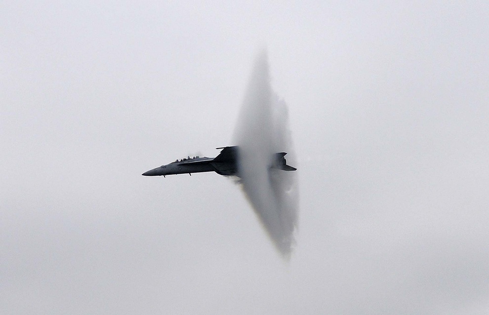 Боинг F/A-18E/F «Супер Хорнет» достигает сверхзвуковой скорости на авиасалоне Wings Over North Georgia Air Show 2012 в аэропорту Ричарда Расселла, Рим, штат Джорджия, США.