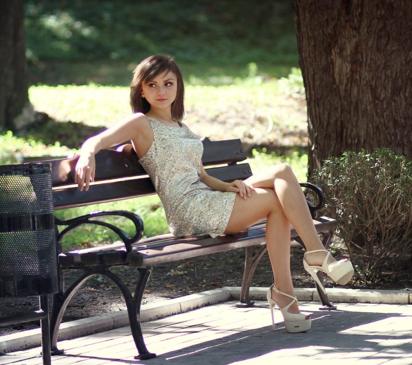 film-porno-foto-krasivih-devushek-na-stule-v-mini-yubke-porno