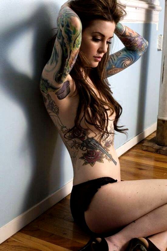 Девушка с татуировками возле киски развлекается с негром